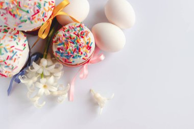 Geleneksel Paskalya pastaları ve beyaz arka planda Hyacinthus çiçekleri ve metin için kopya alanı. Geleneksel Kulich, Paska Paskalya Ekmeği. Kartpostal