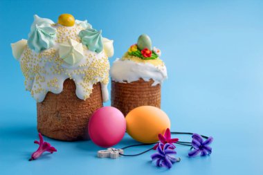 Geleneksel Paskalya pastaları ve pembe arka planda Hyacinthus çiçekleri ve metin için fotokopi alanı. Geleneksel Kulich, Paska Paskalya Ekmeği. Kartpostal