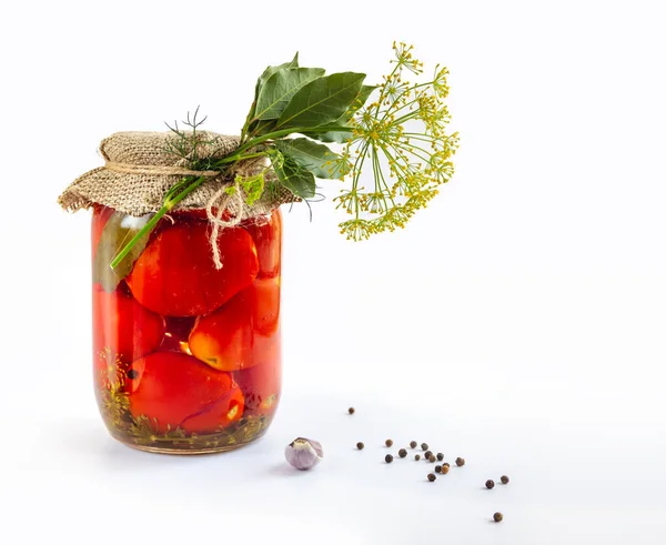 Pots en verre avec tomates marinées maison, scellés avec couvercle métallique sur fond jaune. concombres marinés, brins d'aneth et feuilles de laurier. Style champêtre. — Photo