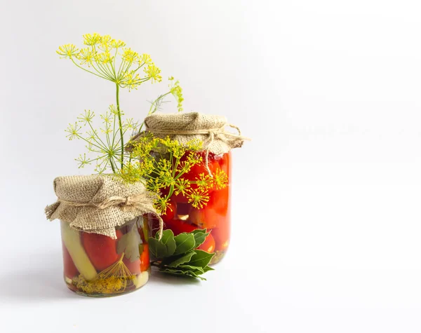 Pots en verre avec tomates marinées maison, scellés avec couvercle métallique sur fond blanc. concombres marinés, brins d'aneth et feuilles de laurier. Bannière isolée de style campagnard avec zone de texte. copyspace. — Photo