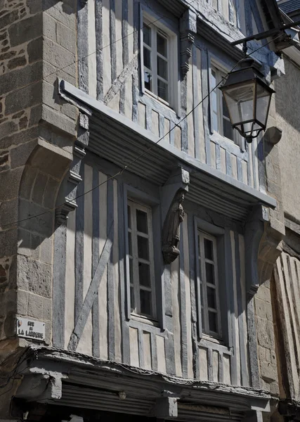 Antiguo edificio en Dinan — Foto de Stock