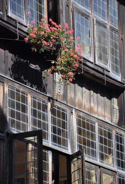 Edificio medievale incorniciato in legno . — Foto Stock