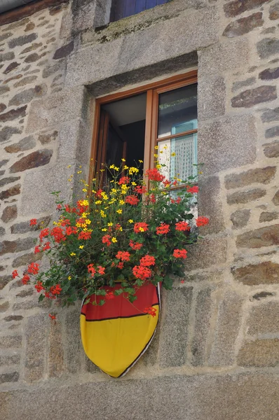 Edifício medieval com flores . — Fotografia de Stock