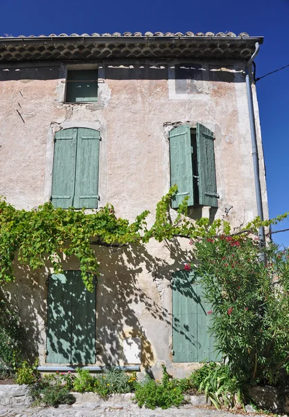 ヴェゾン = ラ = ロメーヌ、プロヴァンス、フランスの古い家 — ストック写真