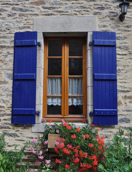 Szép ablak Rochefort-en-Terre, Franciaország. — Stock Fotó