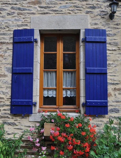 Pretty window Rochefort-en-Terre, Francia . — Foto Stock