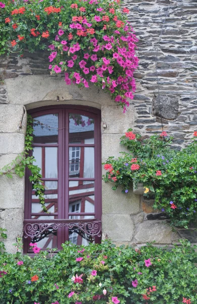 Ładne okna Rochefort-en-Terre, Francja. — Zdjęcie stockowe