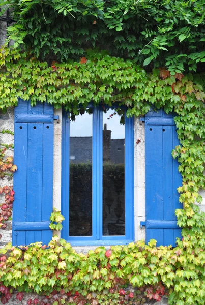 Ładne okna Rochefort-en-Terre, Francja. — Zdjęcie stockowe