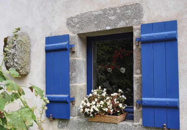Szép ablak Rochefort-en-Terre, Franciaország. — Stock Fotó