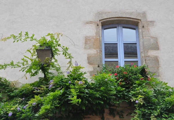 Vackra fönster Rochefort-en-Terre, Frankrike. — Stockfoto