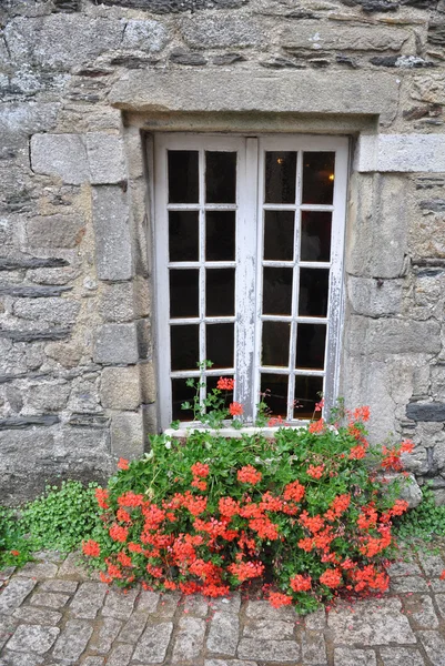 Pretty window Rochefort-en-Terre, Francia . — Foto Stock