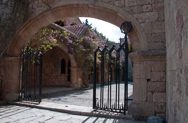 Vjezdem do dvora na Ialyssos klášter Rhodes — Stock fotografie