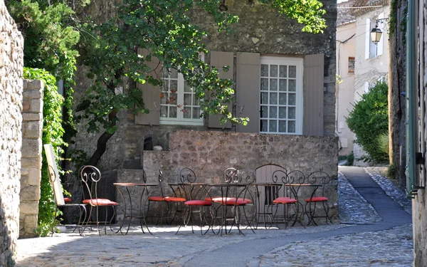 Um café em uma bonita aldeia francesa — Fotografia de Stock