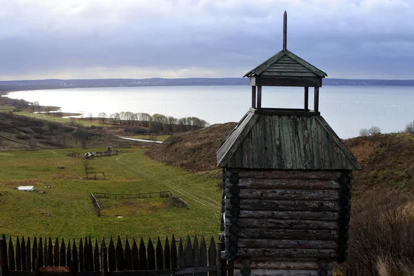 Kuleleri olan ortaçağ ahşap kalesi. Pleshcheyevo Gölü manzaralı manzara.