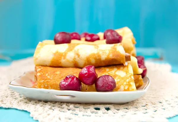 Pancakes stuffed with cottage cheese and berries — Stock Photo, Image