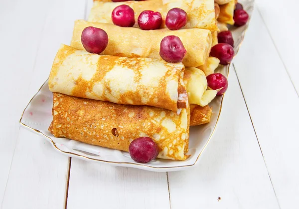 Pancakes stuffed with cottage cheese and berries — Stock Photo, Image