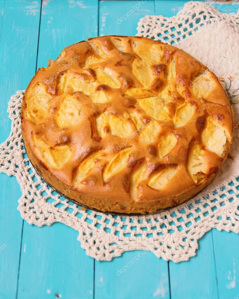 шарлотка с яблоками классический рецепт в духовке. шарлотка пышная с яблоками. шарлотка с яблоками классический рецепт в духовке. шарлотка с яблоками юлии высоцкой. пирог шарлотта яблочный.