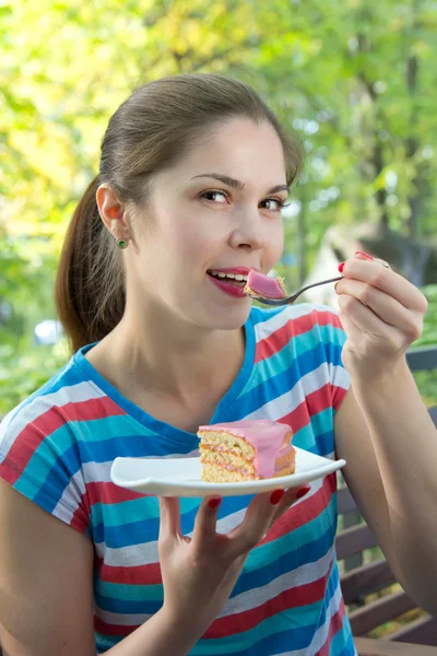 Girl eats a pie — Stock Photo, Image