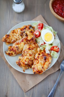 Bir peynir kabuk ile tavuk göğsü