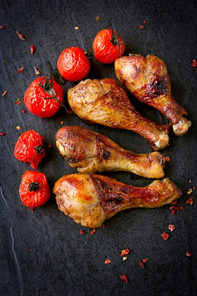 Bâtonnets de poulet et tomates . — Photo