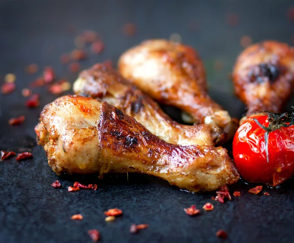 Chicken drumsticks and tomatoes. — Stock Photo, Image