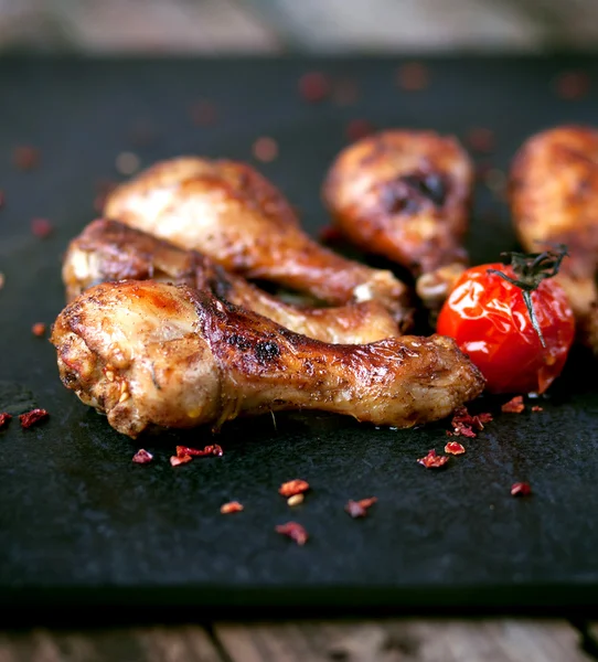 Palitos de pollo y tomates . —  Fotos de Stock