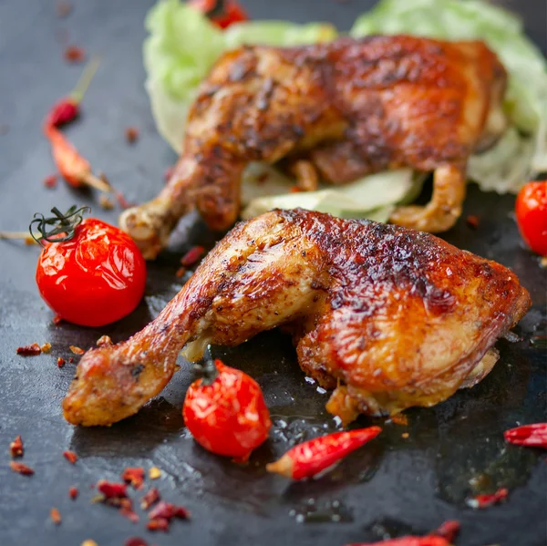 Chicken drumsticks and tomatoes. — Stock Photo, Image