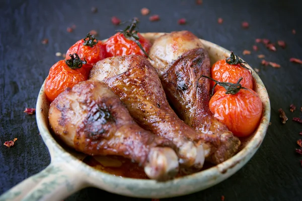 Bâtonnets de poulet et tomates . — Photo