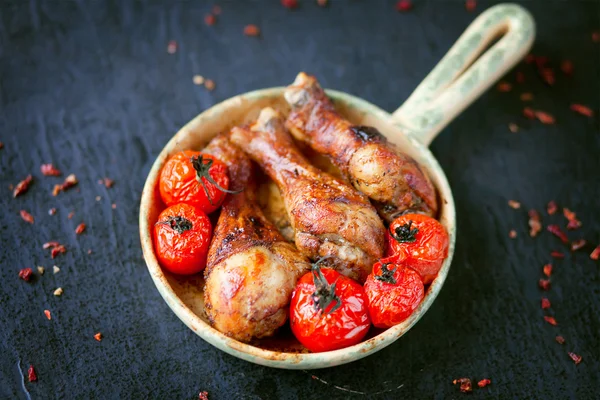 Bâtonnets de poulet et tomates . — Photo