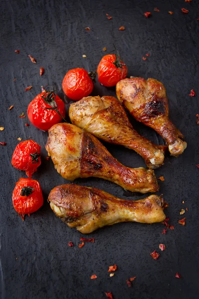 Chicken drumsticks and tomatoes. — Stock Photo, Image