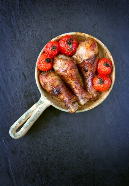 Chicken drumsticks and tomatoes. — Stock Photo, Image