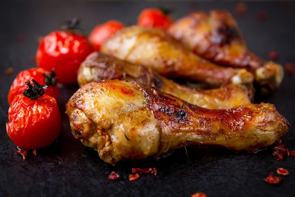 Chicken drumsticks and tomatoes. — Stock Photo, Image