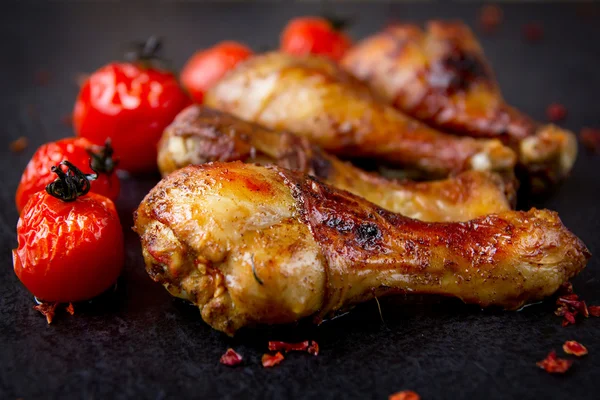 Palitos de pollo y tomates . Fotos de stock libres de derechos