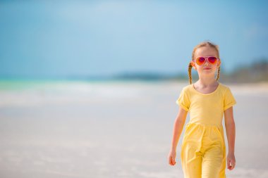 Yaz tatili boyunca sahilde sevimli küçük bir kız.