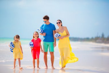 Genç aile tatil havlu ile