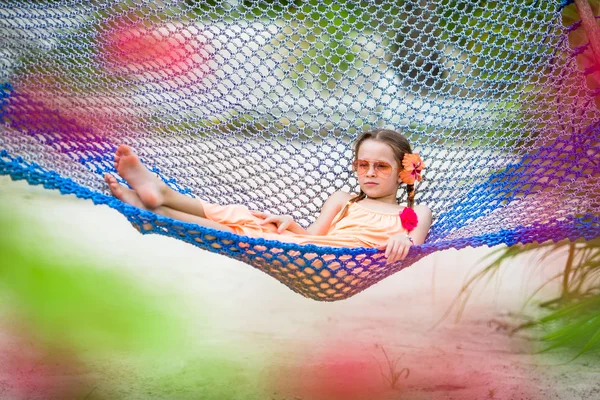Söt liten flicka på sommarsemester avkopplande i hängmatta — Stockfoto