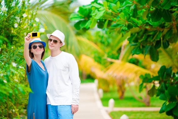 Jeune couple heureux faisant selfie avec téléphone portable en vacances tropicales — Photo