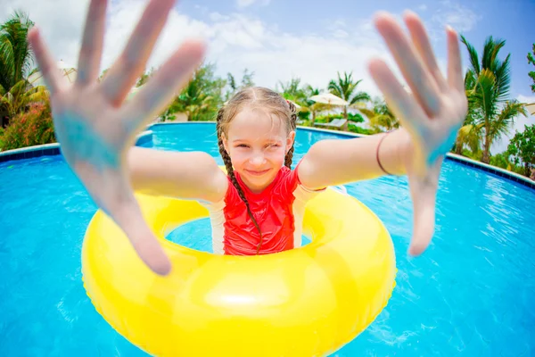 Ritratto di bambino felice con cerchio di gomma gonfiabile che si diverte in piscina — Foto Stock