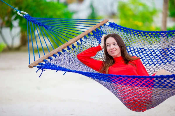 Mulher bonita relaxante na rede na praia tropical — Fotografia de Stock