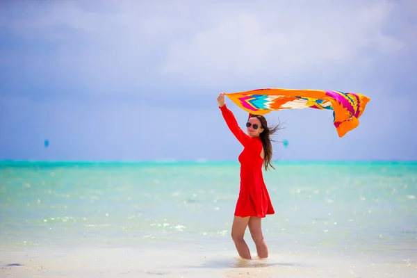 Belle jeune femme sur la plage. Vacances en plein air loisirs bonheur joie plaisir bien-être concept. Mode de vie sain et actif vitalité . — Photo