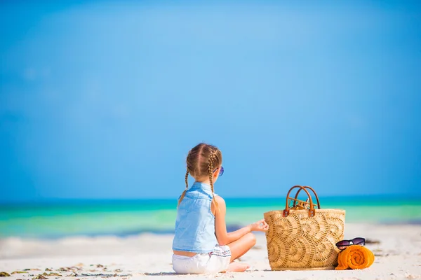 Niña adorable con bolsa de playa y toalla durante las vacaciones de verano —  Fotos de Stock