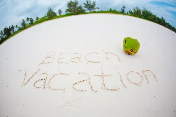 Concepto de vacaciones de verano. La palabra vacaciones en la playa escrito en la arena — Foto de Stock