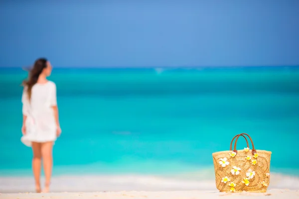 Młoda piękna kobieta podczas wakacji na tropikalnej plaży — Zdjęcie stockowe