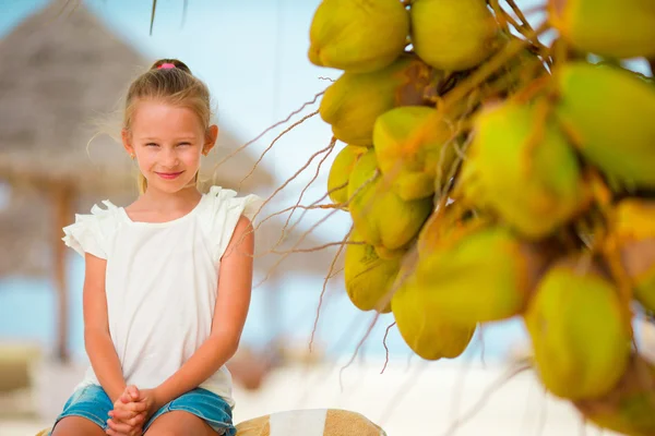 Petite fille adorable avec noix de coco sur la plage tropicale blanche — Photo