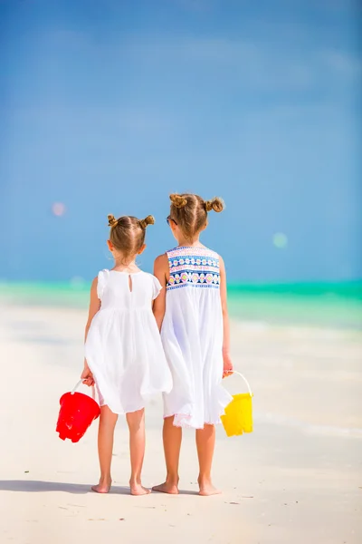 Roztomilé holčičky s pláž hračky během tropické dovolené — Stock fotografie