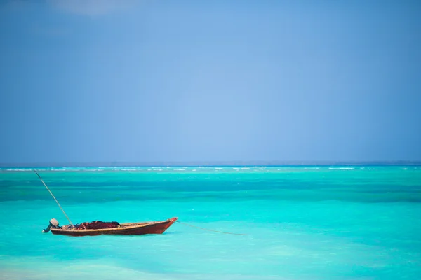 Barco de pesca de madera en el mar de la isla de Zanzíbar — Foto de Stock