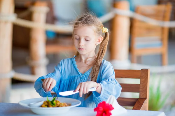 Entzückendes kleines Mädchen beim Abendessen im Outdoor-Café — Stockfoto