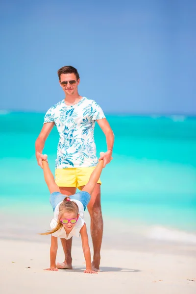 地处热带的海滩假期玩乐的小女孩和年轻父亲 — 图库照片