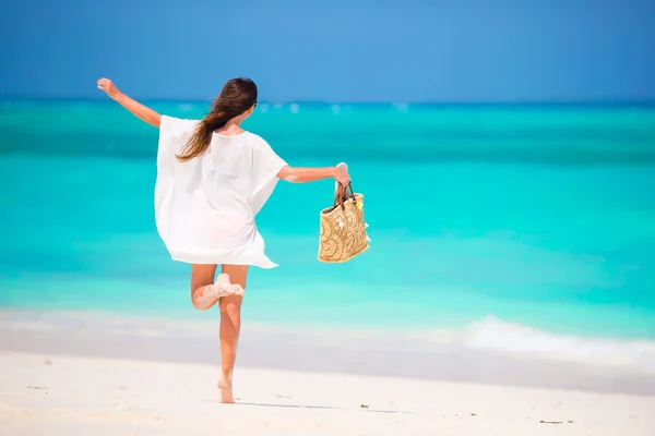 Tropikal plaj tatil sırasında genç güzel kadın — Stok fotoğraf