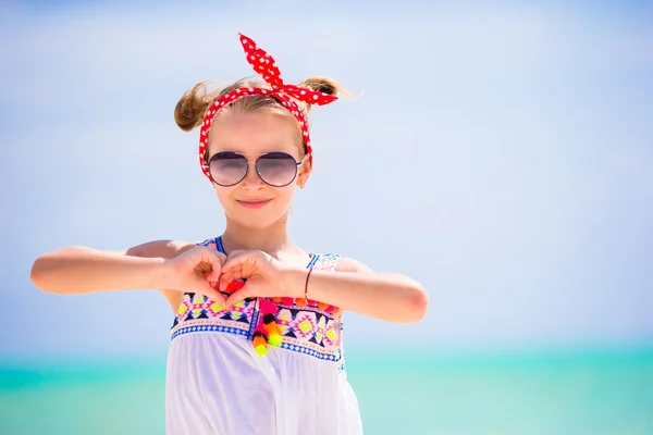 Liebenswertes kleines Mädchen am Strand während der Sommerferien — Stockfoto